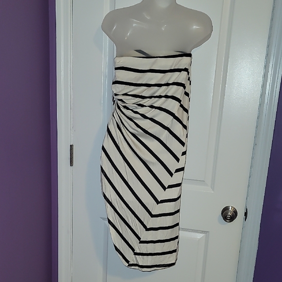 Charlotte Russe Black and White Asymmetrical Halter  Top w/ Side Knot Sz: L NWT - Picture 5 of 5